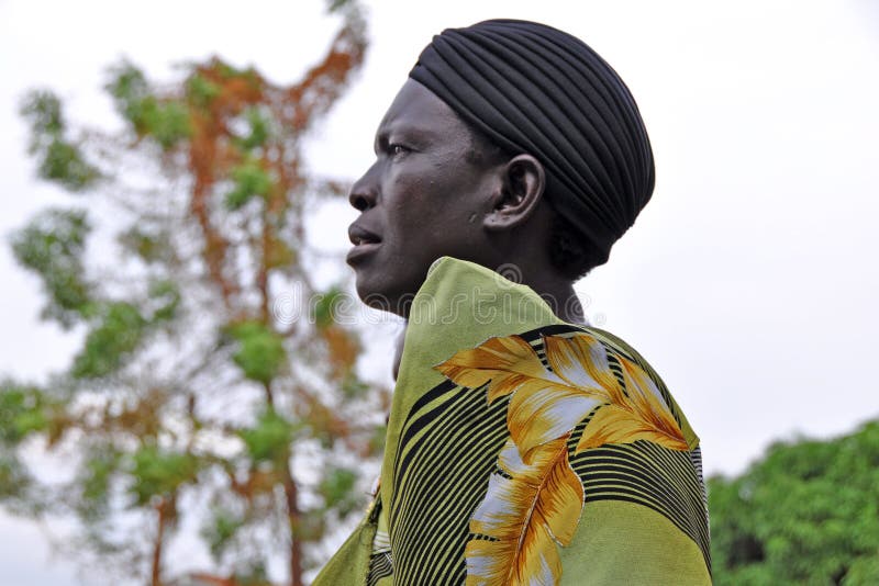 Femme africaine regardant fixement dans la distance photo libre de droits Femme africaine regardant fixement dans la distance photo libre de droits