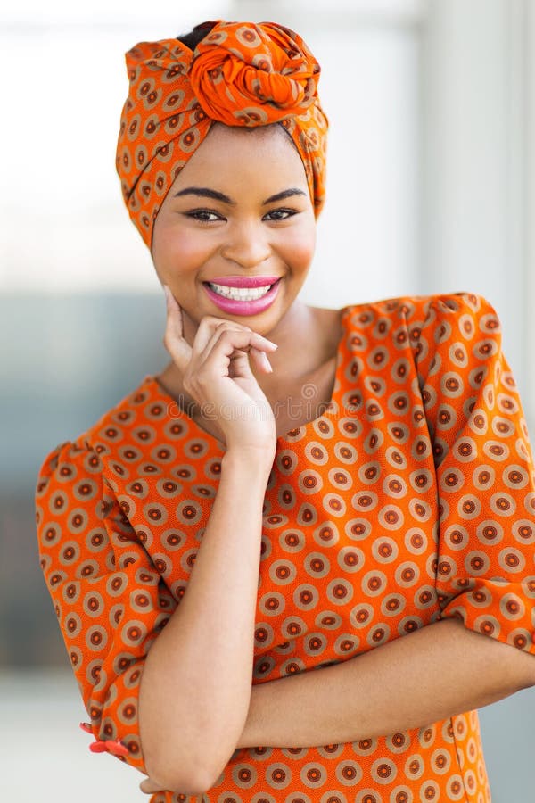 Femme Africaine Utilisant Le Vetement Traditionnel Photo stock Image du ethnicite mode 35469156