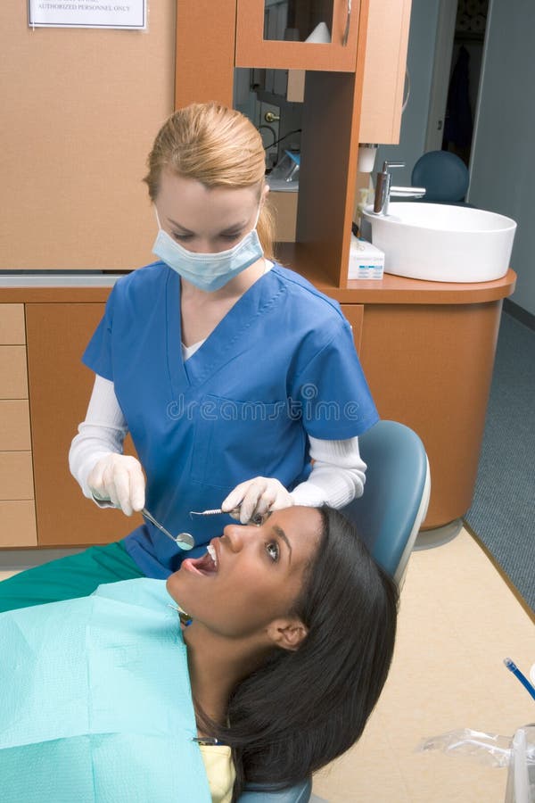 Femme afro-américain et dentiste caucasien photo libre de droits Femme afro-américain et dentiste caucasien photo libre de droits