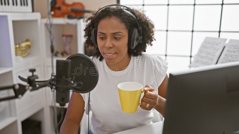 Femme afro-américaine avec tresses enregistrement en studio de musique image stock