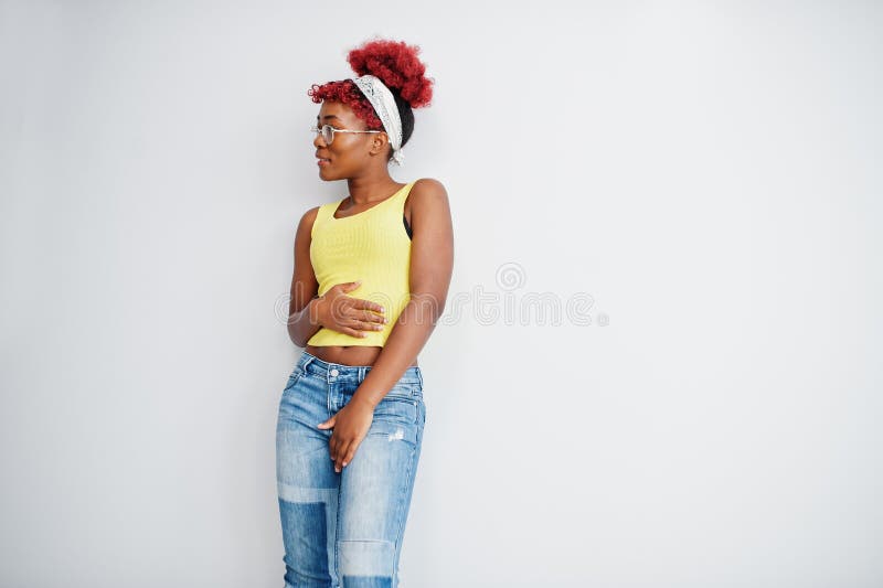 Femme afro-américaine en singlet jaune et lunettes contre mur blanc images libres de droits