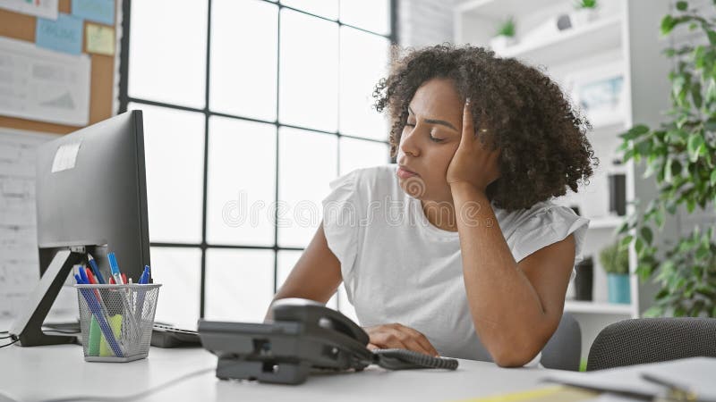 Femme afro-américaine stressée au bureau photographie stock
