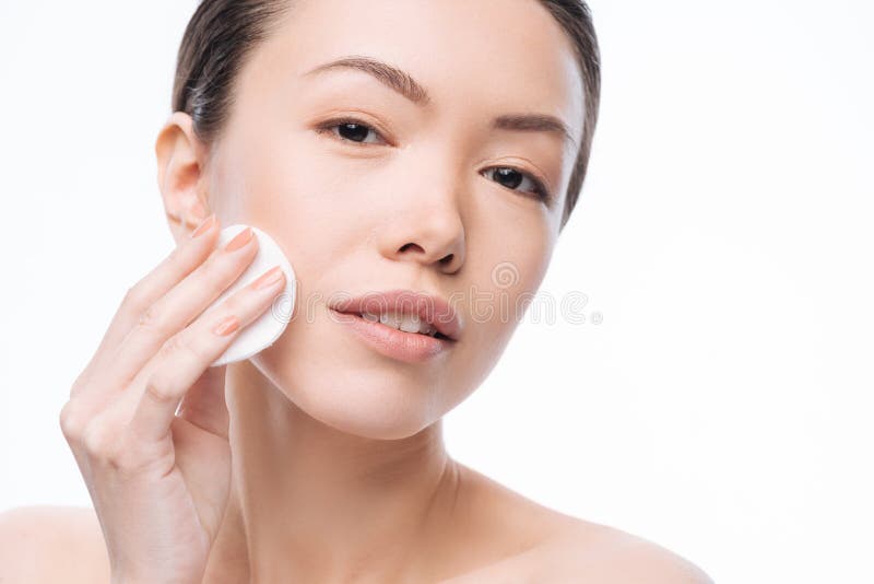 Femme agréable positive nettoyant sa peau images libres de droits