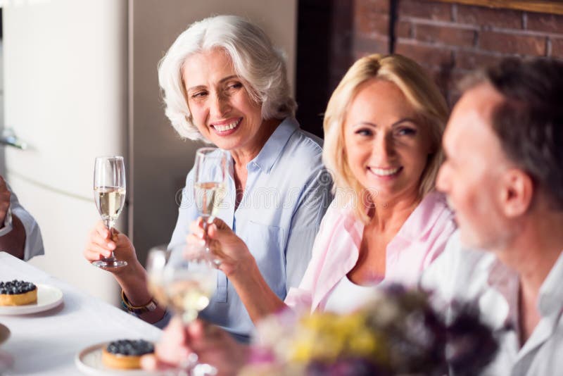 Femme agée appréciant la célébration avec sa famille photos libres de droits Femme agée appréciant la célébration avec sa famille photos libres de droits