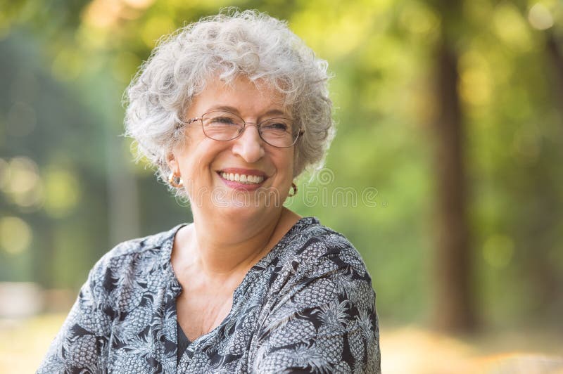 Femme agée insouciante image stock