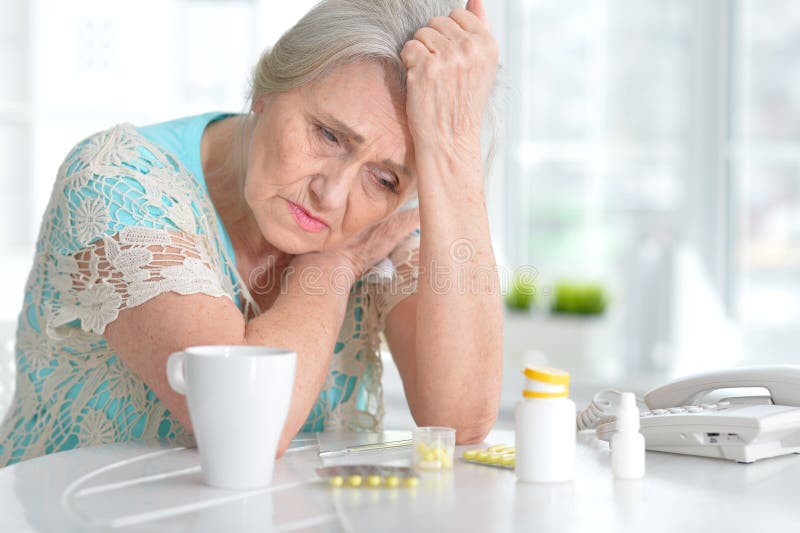 Femme agée malade avec le médicament images stock Femme agée malade avec le médicament images stock
