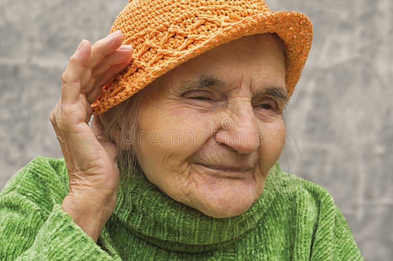 Femme agée tenant la main près d'une oreille images libres de droits Femme agée tenant la main près d'une oreille images libres de droits