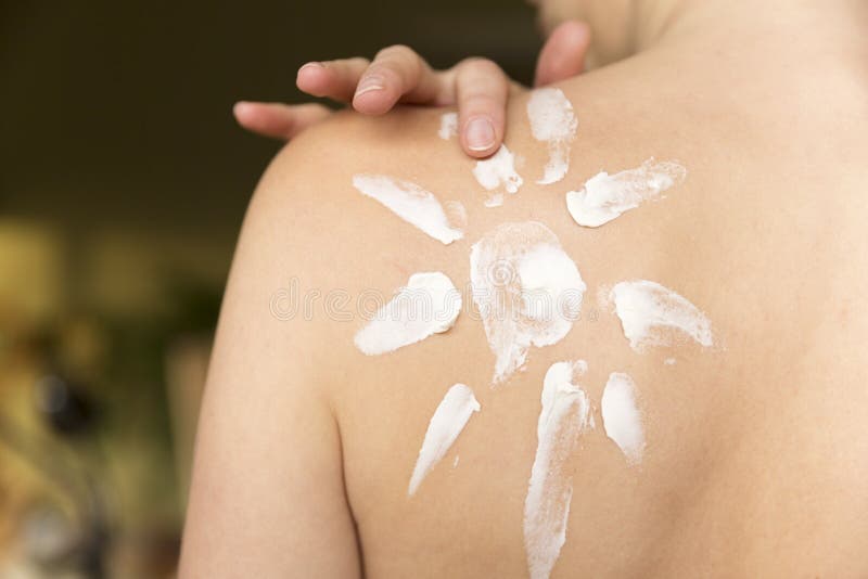 Femme appliquant la crème de protection solaire pour protéger la peau contre le befo de coup de soleil images libres de droits Femme appliquant la crème de protection solaire pour protéger la peau contre le befo de coup de soleil images libres de droits