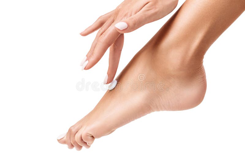 Femme appliquant la crème sur ses beaux pieds images stock Femme appliquant la crème sur ses beaux pieds images stock