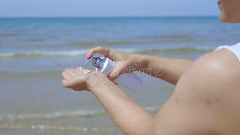 Femme appliquant un corps de lotion solaire ou solaire pour la protection solaire de la peau