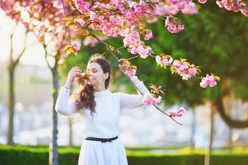 Femme appr?ciant la saison de fleurs de cerisier ? Paris, France photographie stock libre de droits Femme appr?ciant la saison de fleurs de cerisier ? Paris, France photographie stock libre de droits