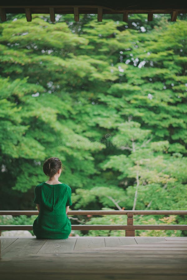 Femme appréciant le jardin japonais d'une terrasse de temple, Kyoto, Japon photos stock Femme appréciant le jardin japonais d'une terrasse de temple, Kyoto, Japon photos stock