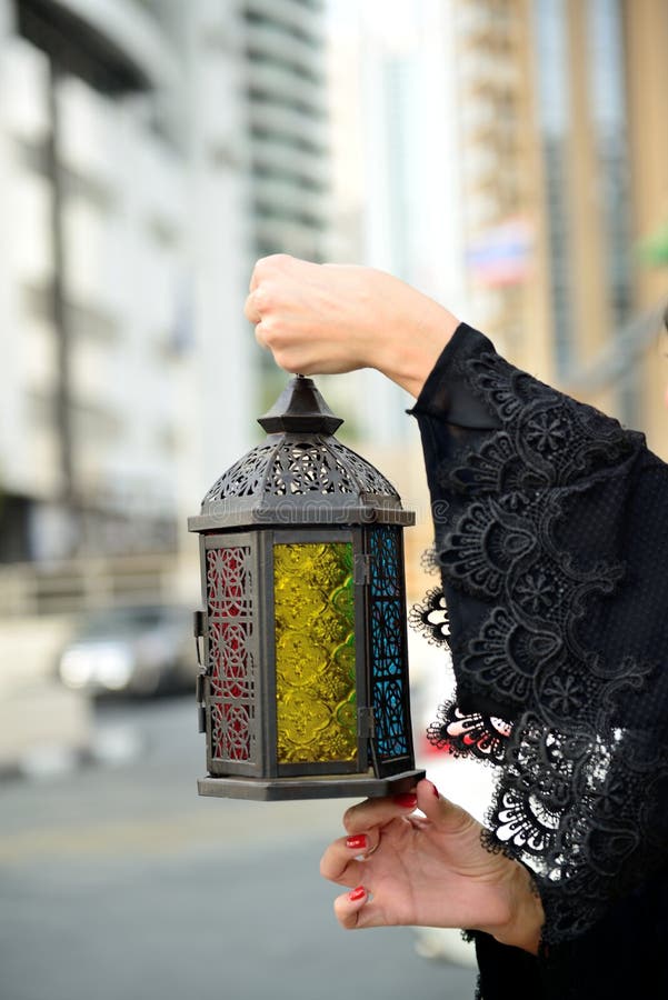 Femme arabe d'Emarati tenant la lanterne de Ramadan photographie stock Femme arabe d'Emarati tenant la lanterne de Ramadan photographie stock