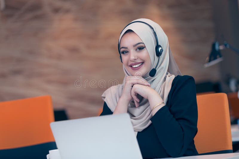 Femme arabe de bel opérateur de téléphone travaillant dans le bureau de démarrage images stock Femme arabe de bel opérateur de téléphone travaillant dans le bureau de démarrage images stock