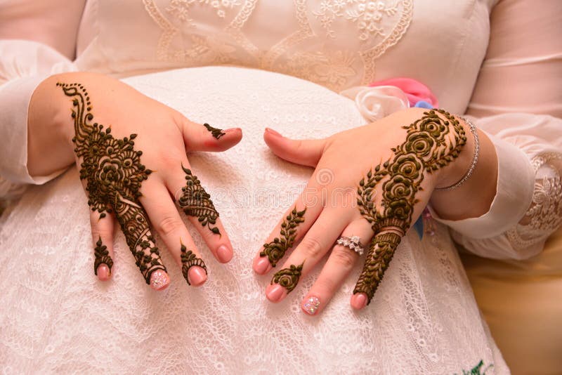 La Main De La Mariee Arabe Est Tatouee Avec Le Henne Rouge Les Traditions Arabes De Mariage Photo Stock Image Du Afrique Maghreb La Main De La Mariee Arabe Est Tatouee Avec Le Henne Rouge Les Traditions Arabes De Mariage Photo Stock Image Du Afrique Maghreb