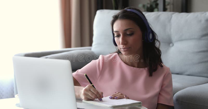 Femme Arabe indienne ciblée de jeune étudiant métis à distance banque de vidéos