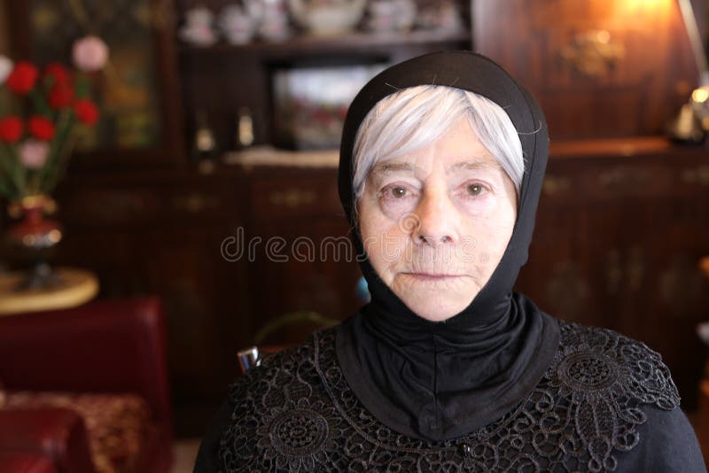 Femme Arabe Senior Portant Un Hijab Photo stock Image du Femme Arabe Senior Portant Un Hijab Photo stock Image du