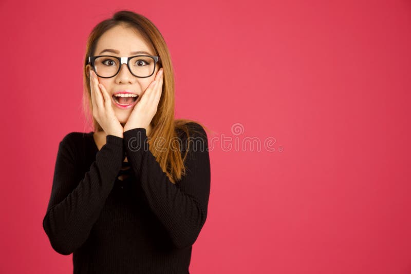 Femme asiatique assez jeune dans le studio semblant choqué photos stock Femme asiatique assez jeune dans le studio semblant choqué photos stock