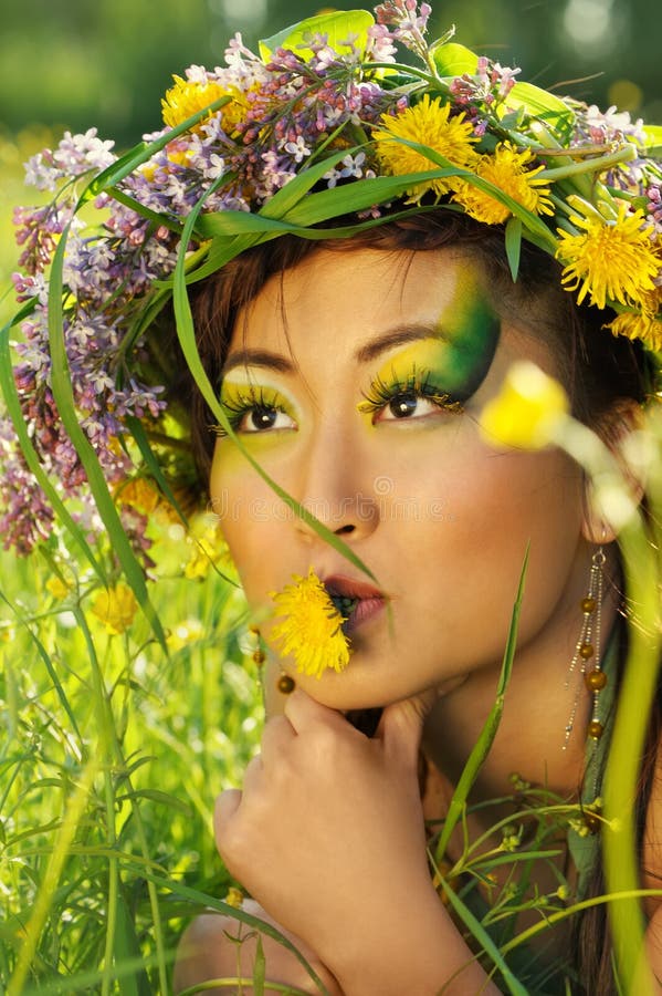 Femme asiatique avec le chapelet photo stock Femme asiatique avec le chapelet photo stock