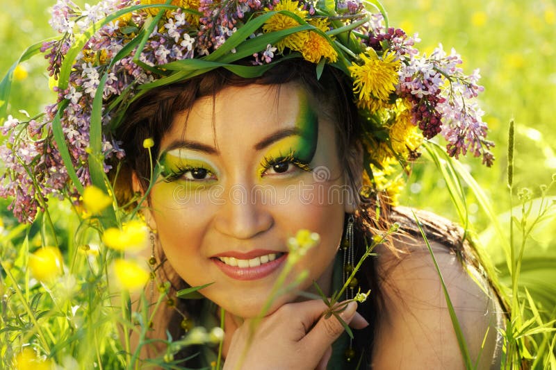 Femme asiatique avec le chapelet image libre de droits Femme asiatique avec le chapelet image libre de droits
