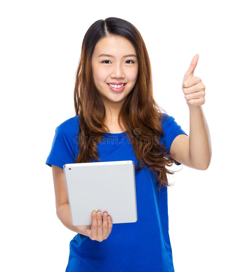 Femme asiatique avec le comprimé numérique et le pouce photographie stock Femme asiatique avec le comprimé numérique et le pouce photographie stock