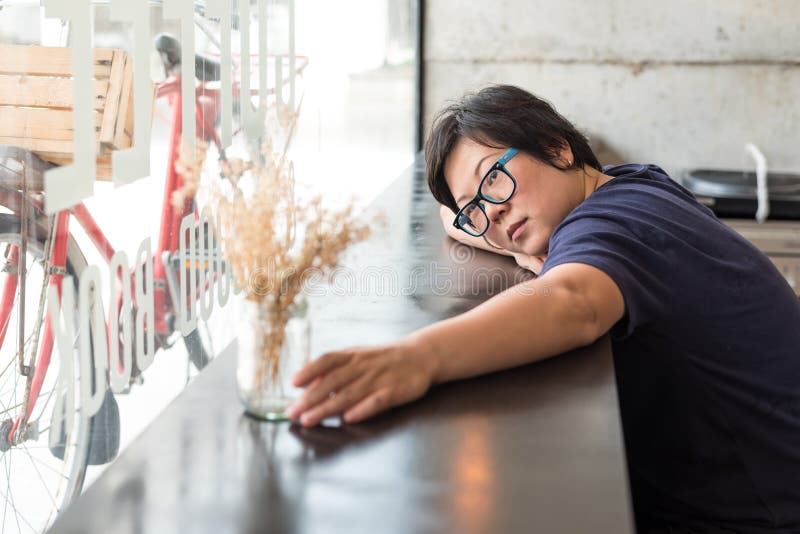 Femme asiatique avec le monocle attendant dans le café photo stock Femme asiatique avec le monocle attendant dans le café photo stock