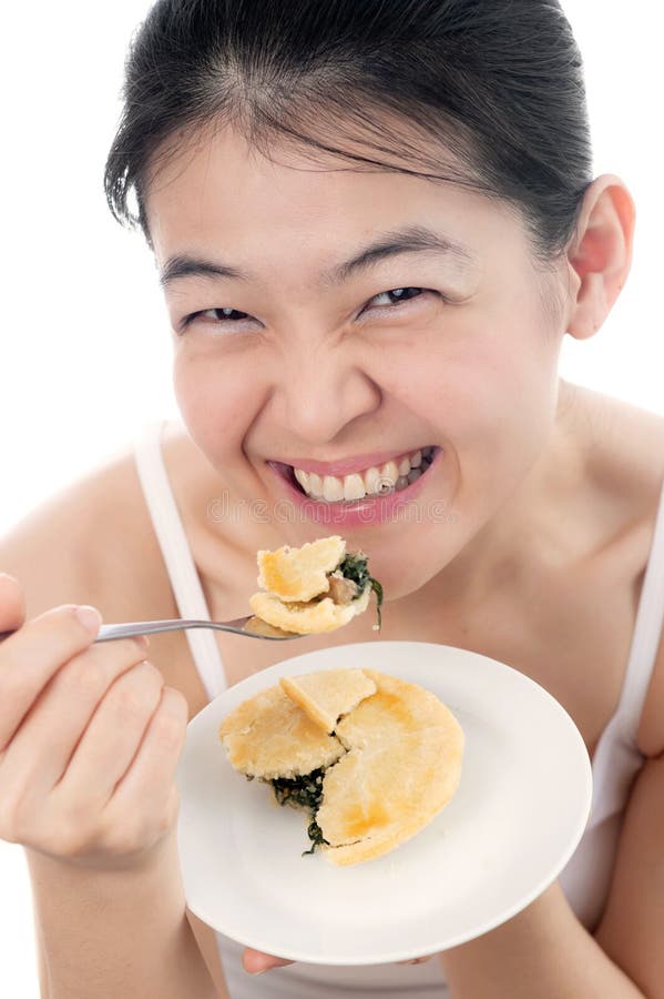 Femme asiatique avec le visage de sourire mangeant le tarte photographie stock Femme asiatique avec le visage de sourire mangeant le tarte photographie stock