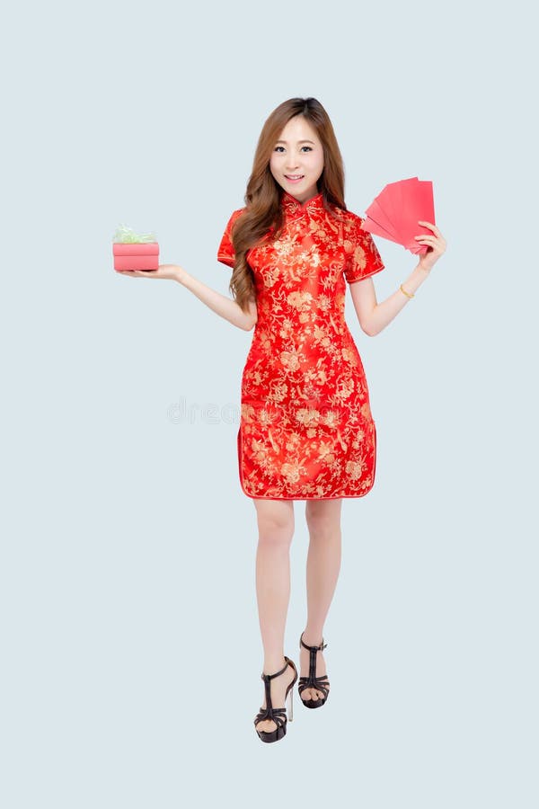 Femme asiatique chinoise heureuse de beau portrait de nouvelle année jeune tenant le boîte-cadeau rouge et enveloppe d'isolement photo libre de droits Femme asiatique chinoise heureuse de beau portrait de nouvelle année jeune tenant le boîte-cadeau rouge et enveloppe d'isolement photo libre de droits