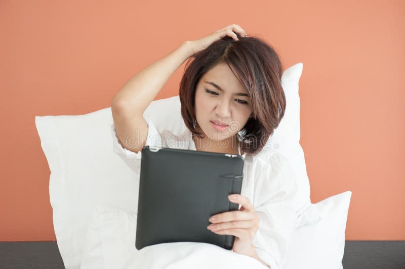 Femme asiatique de mal de tête jeune image stock Femme asiatique de mal de tête jeune image stock