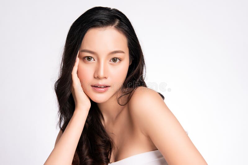 Femme asiatique de portrait de visage de femme de beauté de gros plan charmante jeune avec le traitement du visage de peau saine f image libre de droits