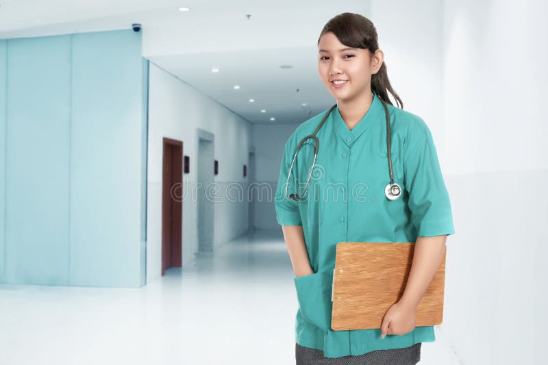 Femme asiatique de sourire de médecin avec le stéthoscope dans son cou photo stock Femme asiatique de sourire de médecin avec le stéthoscope dans son cou photo stock