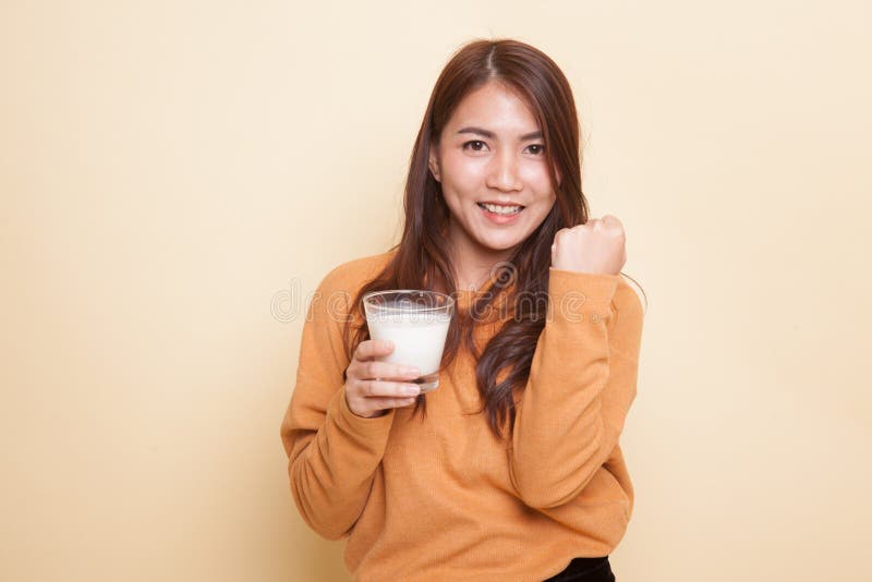 Femme asiatique en bonne santé buvant un verre de lait photographie stock Femme asiatique en bonne santé buvant un verre de lait photographie stock