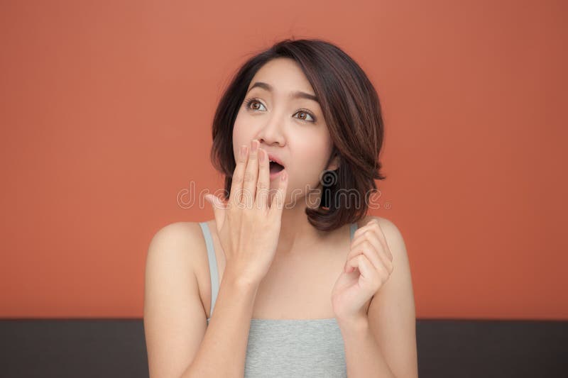 Femme asiatique faisant le visage étonné photos stock Femme asiatique faisant le visage étonné photos stock