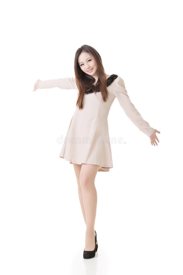 Femme asiatique heureuse avec les jambes minces photographie stock Femme asiatique heureuse avec les jambes minces photographie stock