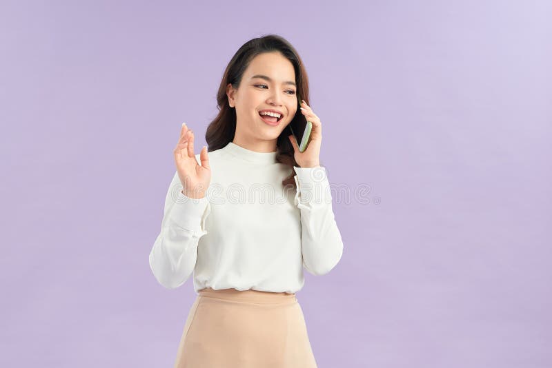 Femme asiatique heureuse tenant un smartphone et gagnant le prix image stock