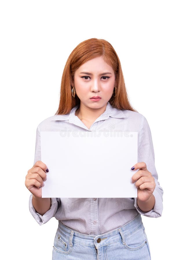 Femme asiatique m?contente tenant la banni?re vide de livre blanc pour protest? avec le visage de froncement de sourcils le portr images stock Femme asiatique m?contente tenant la banni?re vide de livre blanc pour protest? avec le visage de froncement de sourcils le portr images stock