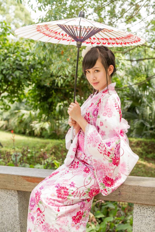 Femme Asiatique  Portant Un Yukata Dans Le Jardin De Style 