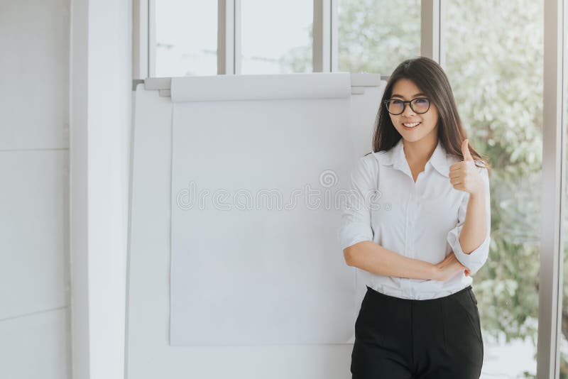 Femme asiatique sûre avec le flipchart vide images stock Femme asiatique sûre avec le flipchart vide images stock
