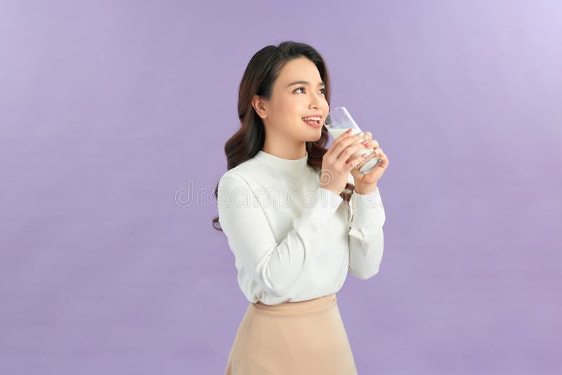 Femme asiatique tenant un verre de lait photo libre de droits