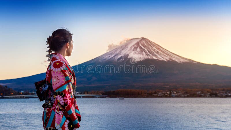 Femme asiatique utilisant le kimono traditionnel japonais à la montagne de Fuji Coucher du soleil au lac Kawaguchiko au Japon Femme asiatique utilisant le kimono traditionnel japonais à la montagne de Fuji Coucher du soleil au lac Kawaguchiko au Japon