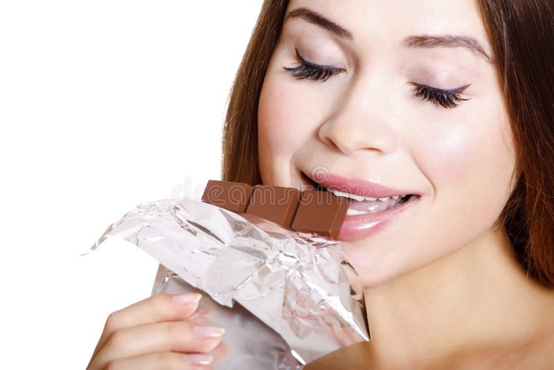 Femme assez jeune mangeant du chocolat photo stock Femme assez jeune mangeant du chocolat photo stock