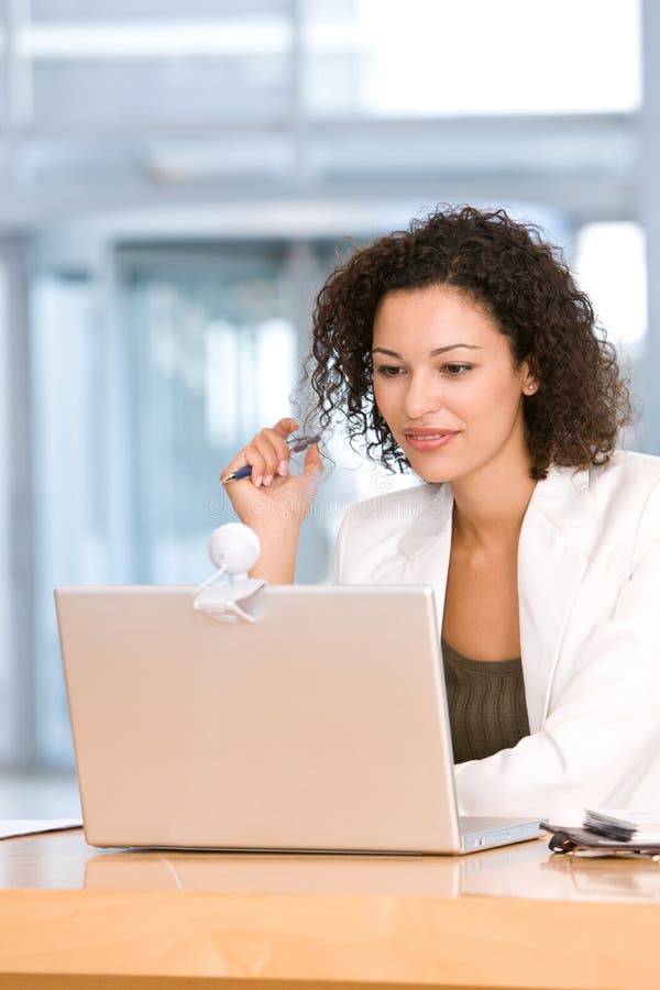 Femme attirant d'affaires travaillant sur l'ordinateur portatif image libre de droits Femme attirant d'affaires travaillant sur l'ordinateur portatif image libre de droits