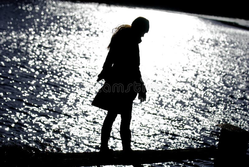 Femme attirant à la silhouette de lac