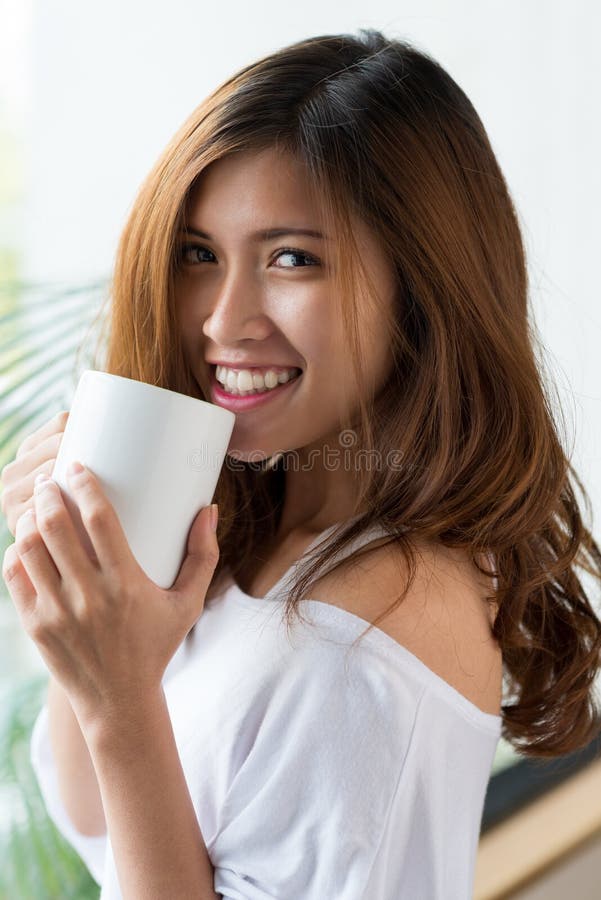 Femme attirante appréciant le café parfumé image stock Femme attirante appréciant le café parfumé image stock