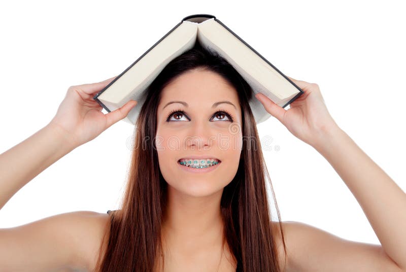 Femme attirante d'étudiant avec des parenthèses un livre sur la tête