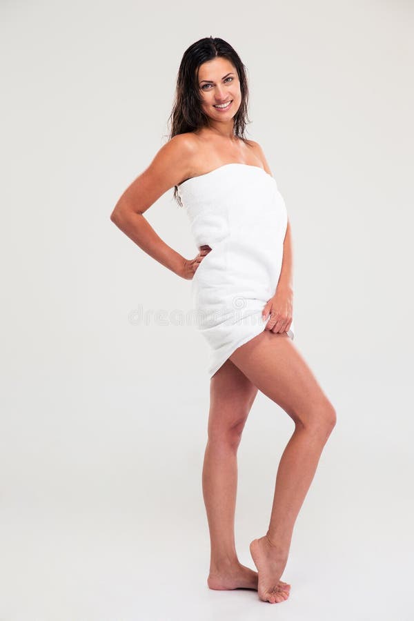 Femme attirante dans la pose de serviette d'isolement