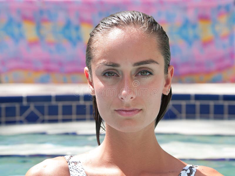Femme attirante dans une piscine utilisant un maillot de bain images stock Femme attirante dans une piscine utilisant un maillot de bain images stock