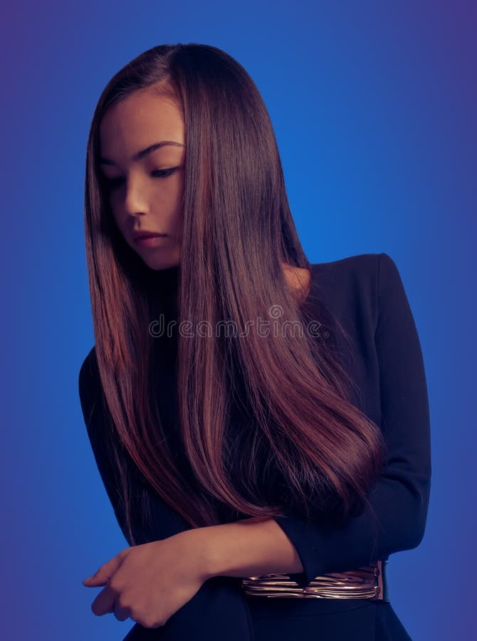Femme attirante dans une robe photo libre de droits Femme attirante dans une robe photo libre de droits