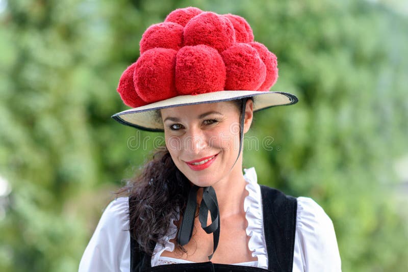 Femme attirante portant un Bollenhut traditionnel image libre de droits Femme attirante portant un Bollenhut traditionnel image libre de droits