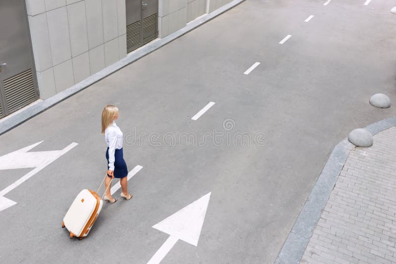 Femme attirante suivant la route photos stock